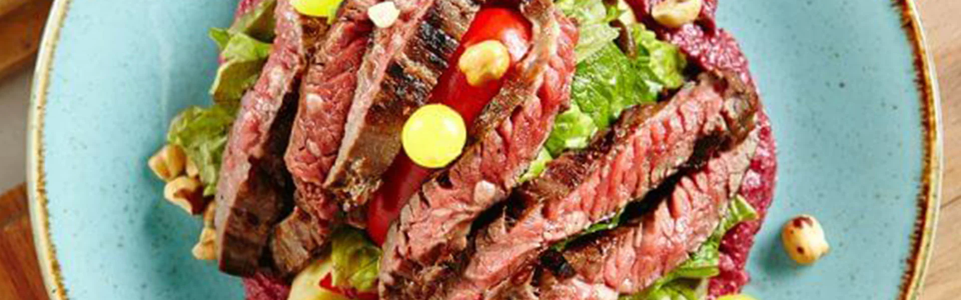 Gegrillter Steaksalat mit Rote Bete und Frühlingszwiebeln