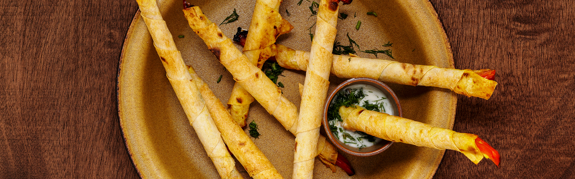 Rollitos de pasta filo crujientes con salsa de yogur